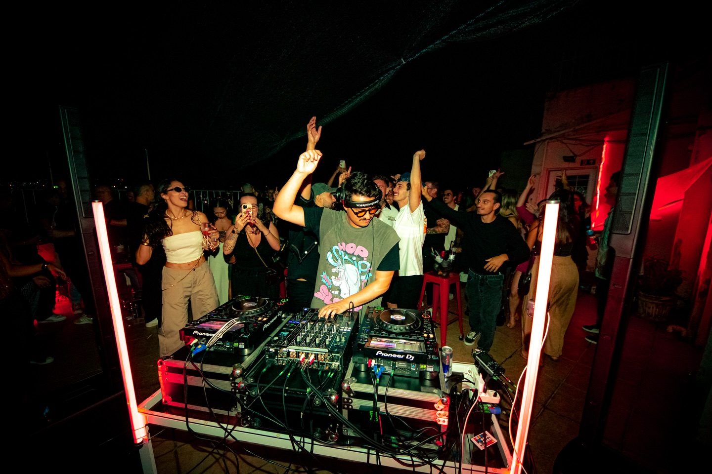 Kevin Disko de braço erguido na cabine da Displace, pista cheia